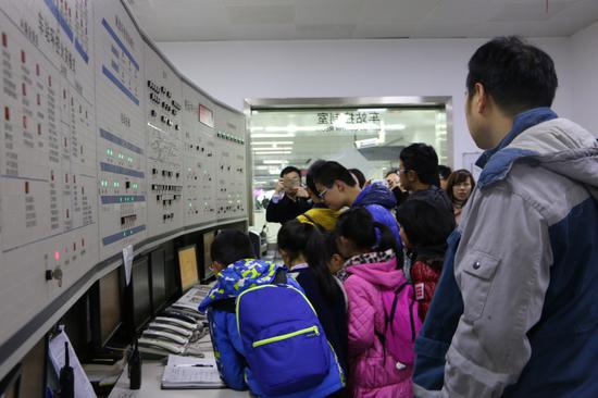 小记者和企业代表参观杭州地铁消控中心