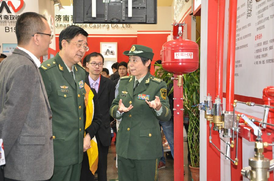 武警上海公安消防总队总队长赵子新(左二)参观信达消防展位
